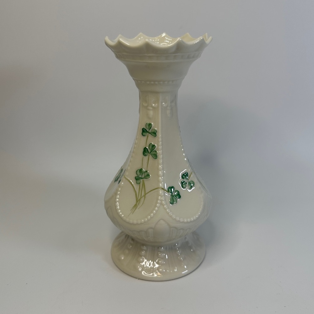 BELEEK Ireland Beautiful Irish Shamrocks Porcelain Fluted Top Table Vase